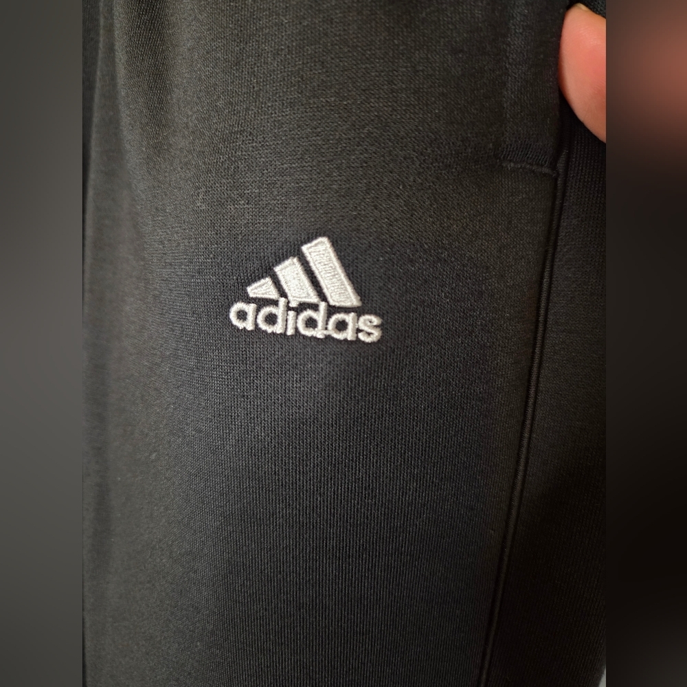 G245. Adidas Relaxed Fit Fleece Tapered-Leg Pant in Black  - Size S - Picture 3 of 6